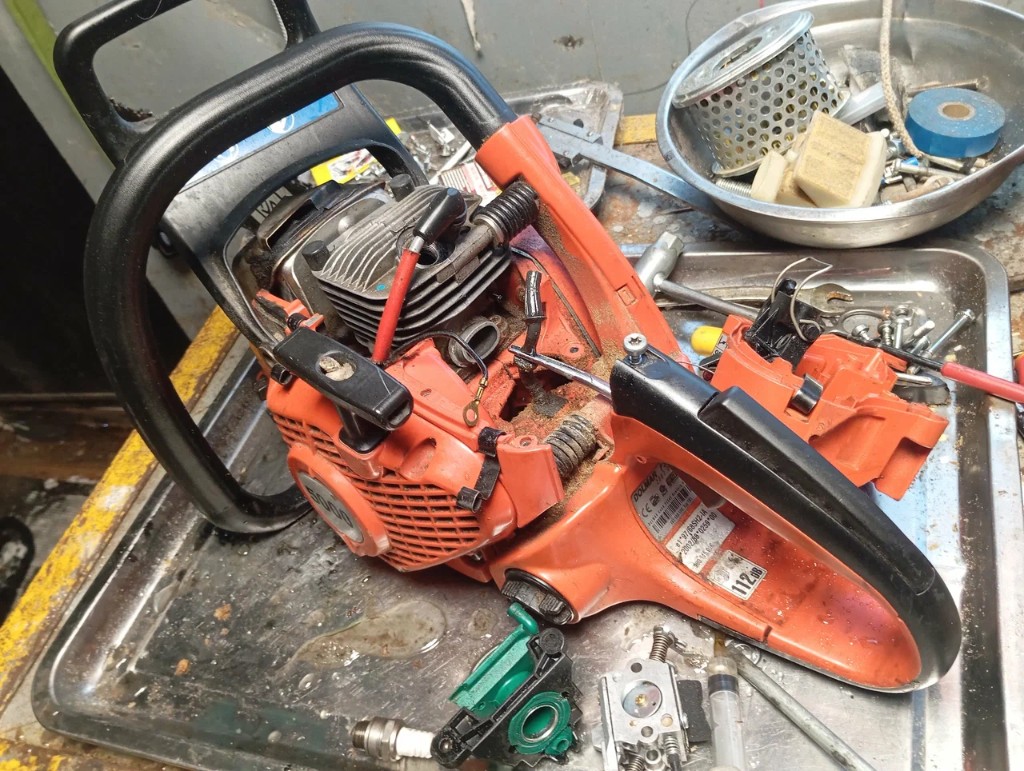 Бензопила в разборе на столе