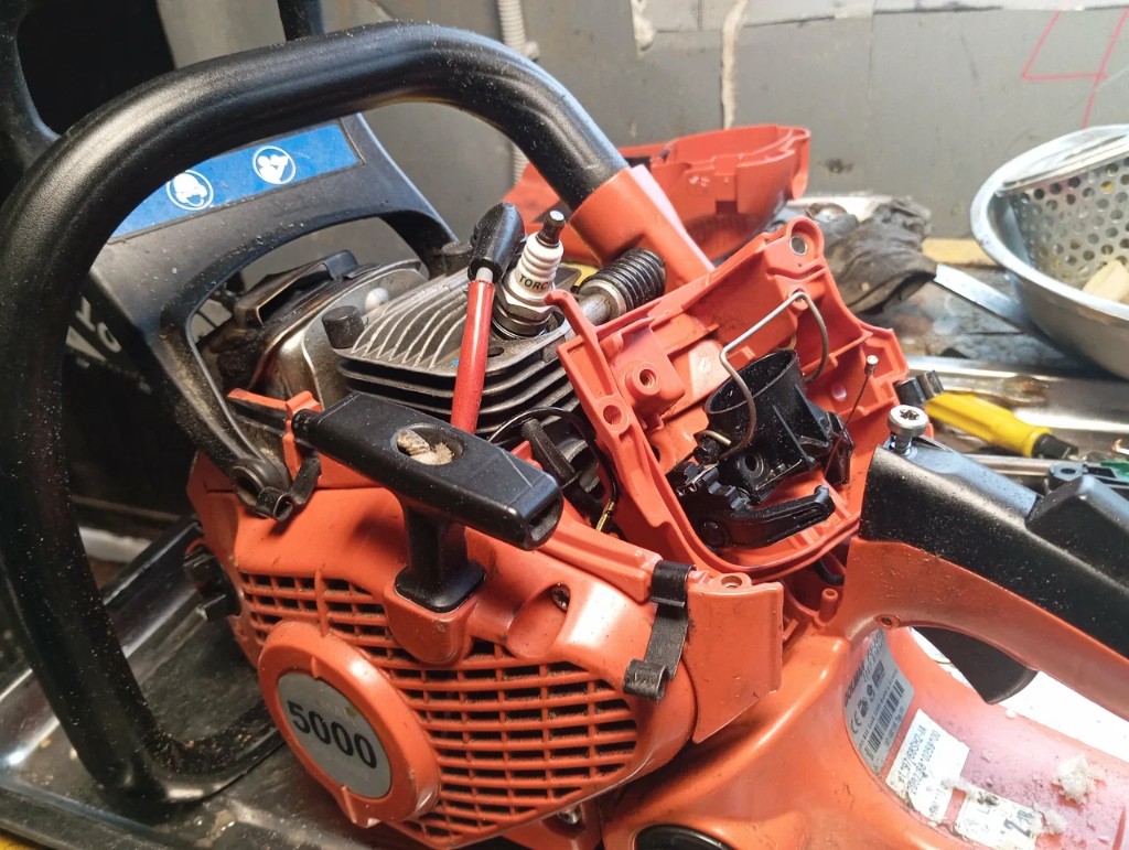 Разбор бензопилы: доступ к узлам