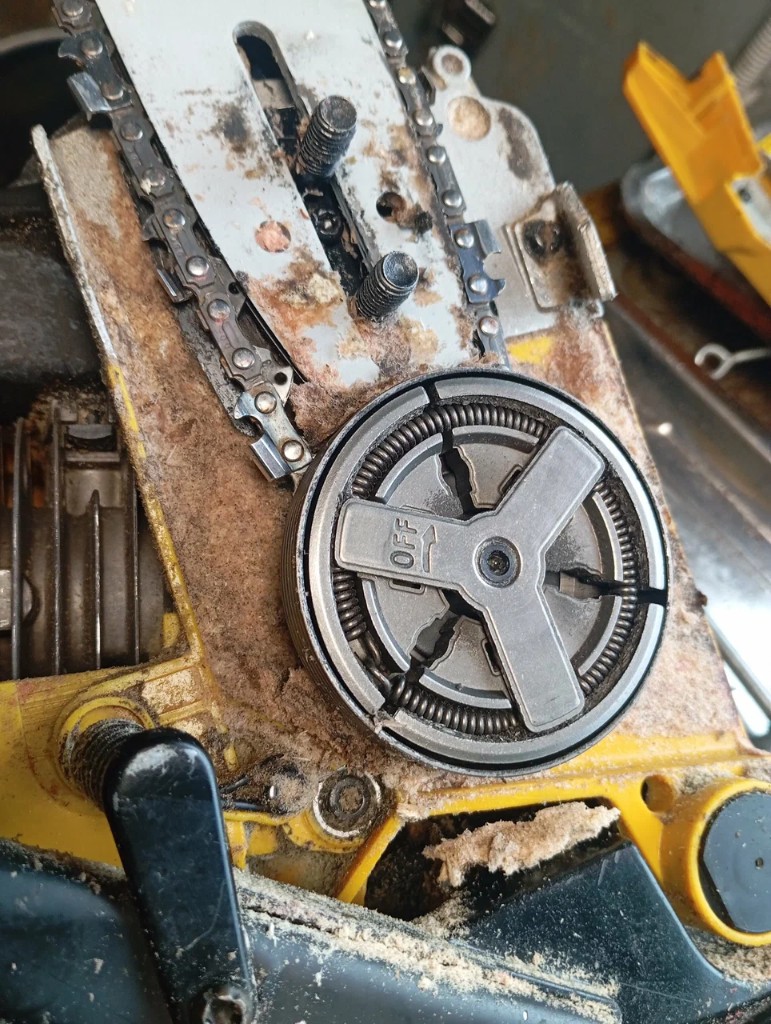 Сцепление бензопилы крупным планом