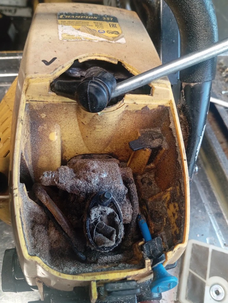 Загрязнённый фильтр и внутренняя часть корпуса